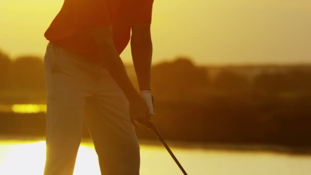 Jugador de golf masculino profesional jugando en el campo — Vídeos de Stock