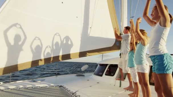 Сім'я грає з силуетами на яхті — стокове відео