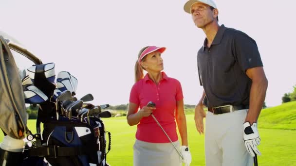 Male and female golf players on golf course — Stock Video