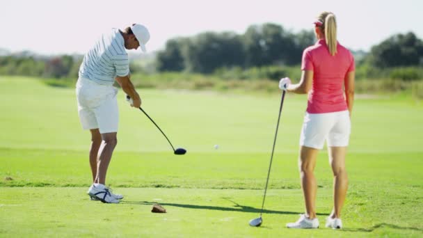 Mężczyzna i kobieta grający w golfa — Wideo stockowe