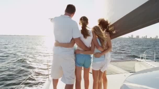 Parents et filles sur yacht de luxe — Video