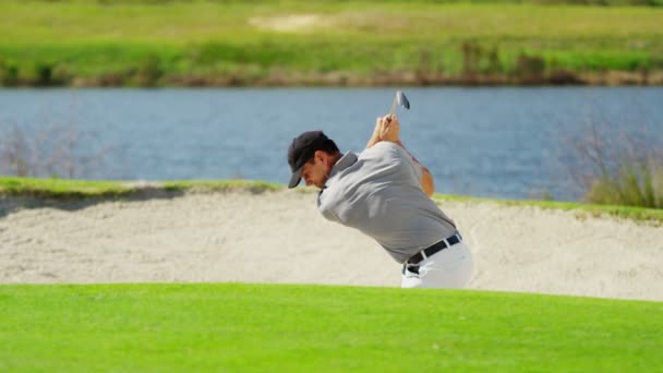 Mannelijke golftoernooi speler tijdens de training — Stockvideo