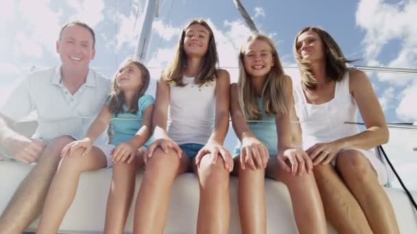 Joven madre y padre con chicas sonrientes en el yate — Vídeos de Stock