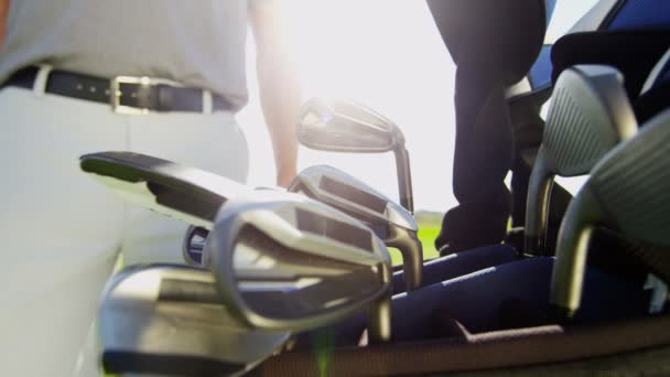Jogador de golfe masculino profissional — Vídeo de Stock