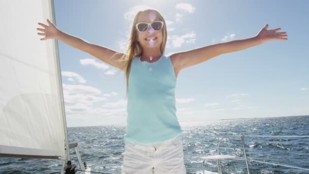 Junges Mädchen auf Luxusjacht im Ozean — Stockvideo