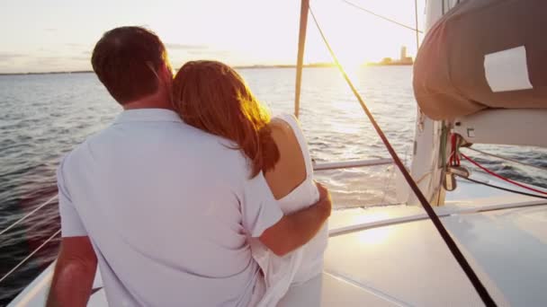 Couple regardant Sunrise sur yacht de luxe — Video