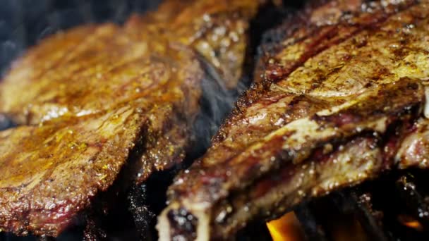 Steaks de boeuf sur le gril au steakhouse — Video