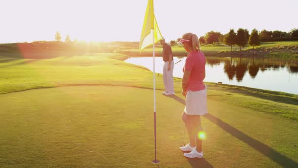 Mann und Frau spielen Golf — Stockvideo