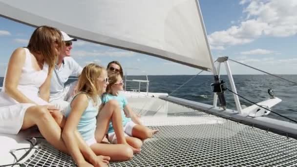 Madre e padre con ragazze sorridenti sullo yacht — Video Stock