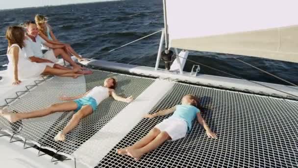 Famiglia con bambini che si divertono su yacht di lusso — Video Stock