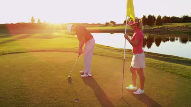 Uomo e donna che giocano a golf — Video Stock