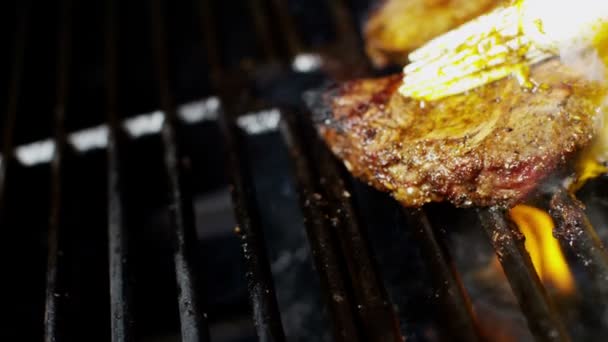 Bifes de carne na grelha em churrascaria — Vídeo de Stock