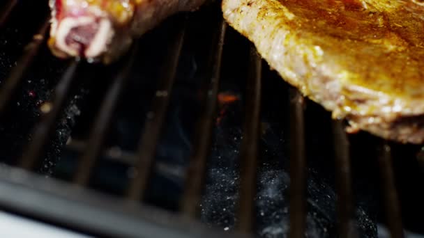 Parrilla de llama de carne de bistec en T-bone en barbacoa — Vídeo de stock