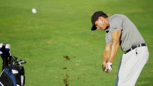 Profesionální mužský golfový hráč během tréninku — Stock video