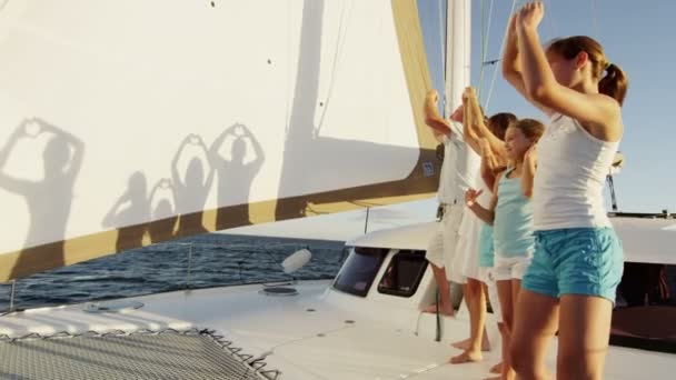 Famiglia Giocare con silhouette su yacht — Video Stock