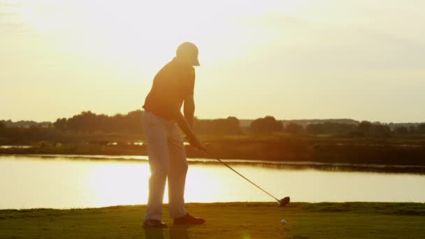 Professionnel joueur de golf masculin jouant sur le terrain — Video