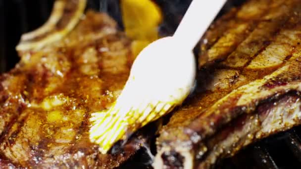 Steki z wołowiny na grillu w steakhouse — Wideo stockowe