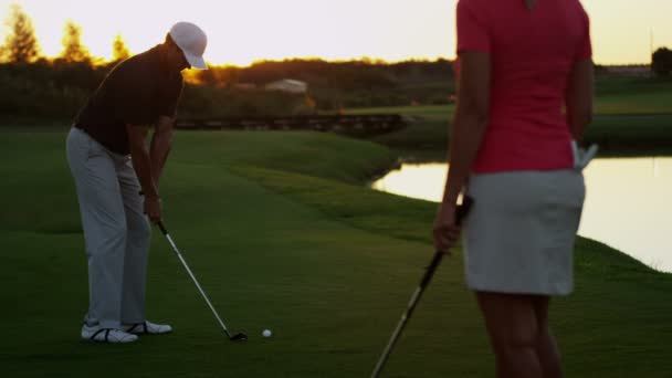 Uomo e donna che giocano a golf — Video Stock