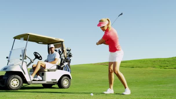 Homem e mulher jogando golfe — Vídeo de Stock