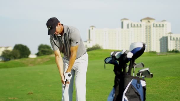 Professionele mannelijke golfspeler — Stockvideo