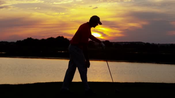 Jogador de golfe masculino jogando golfe — Vídeo de Stock