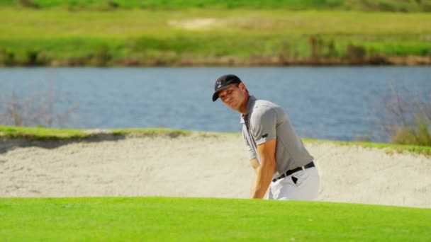 Jugador de golf masculino profesional durante el entrenamiento — Vídeos de Stock