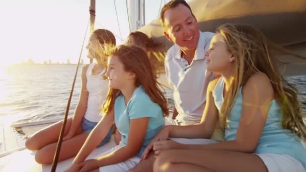 Parents et jeunes filles aimants sur un yacht de luxe — Video