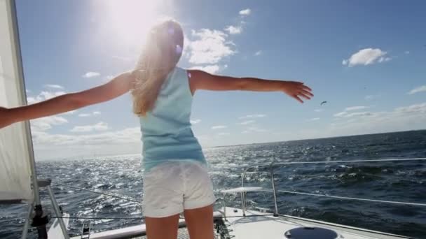 Jeune fille sur yacht de luxe dans l'océan — Video