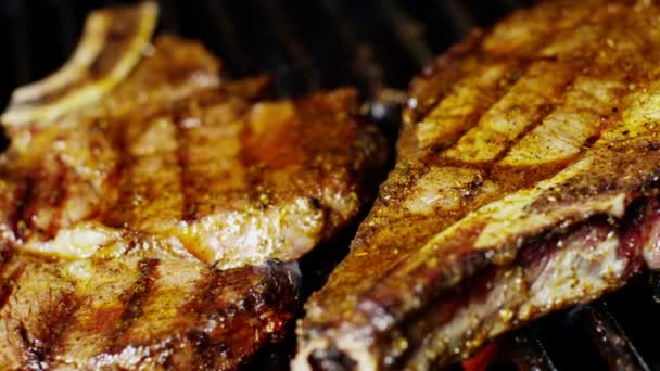 Bifes de carne na grelha em churrascaria — Vídeo de Stock