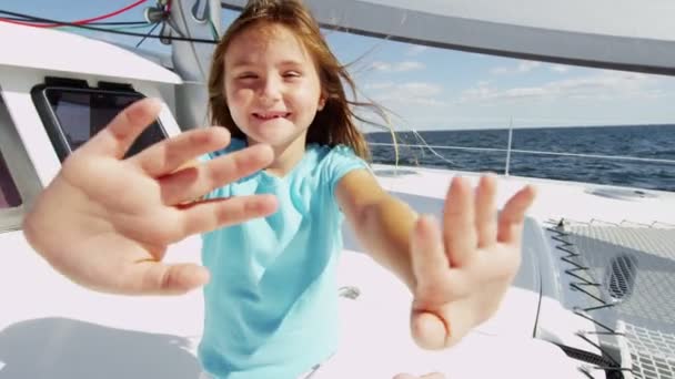 Jeune fille sur yacht de luxe dans l'océan — Video