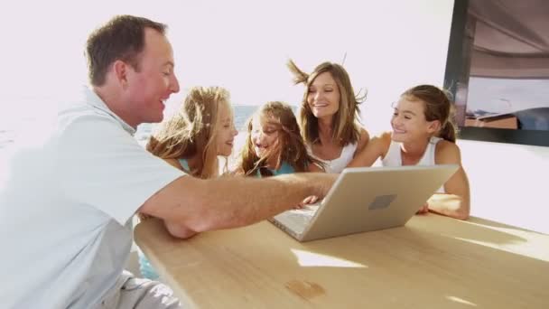 Γονείς με παιδιά χρησιμοποιώντας φορητό υπολογιστή — Αρχείο Βίντεο