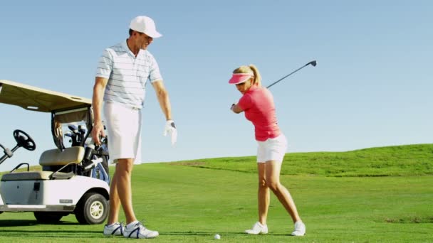 Man en vrouw die golf spelen — Stockvideo