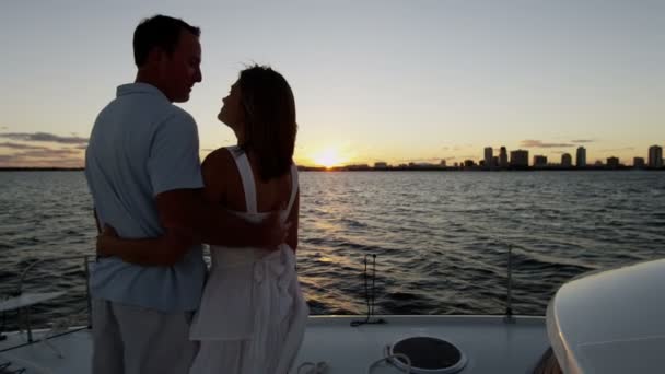 Couple regardant Sunrise sur yacht de luxe — Video