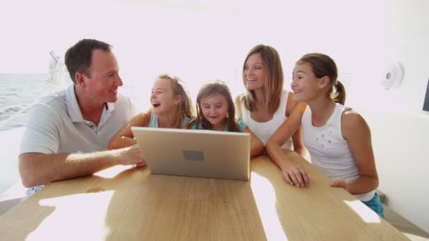 Padres con niños usando laptop — Vídeos de Stock