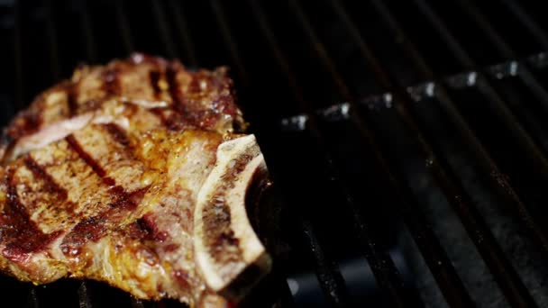Oksekød Steaks på grill på bøfhus – Stock-video