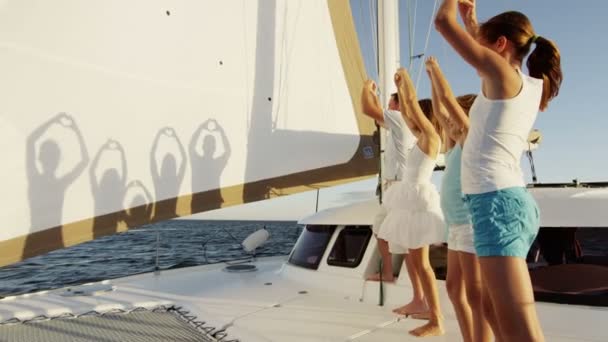 Familj leker med silhuetter på Yacht — Stockvideo