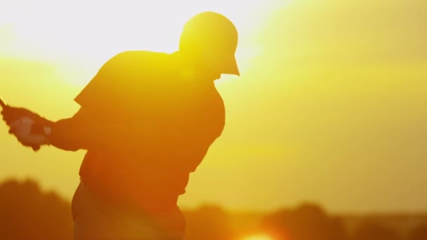 Mannelijke golftoernooi speler spelen op veld — Stockvideo