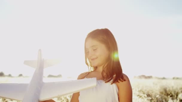 Chica joven jugando con el avión de juguete — Vídeo de stock