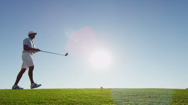 男性のゴルフ プレーヤーがボールを打つ — ストック動画