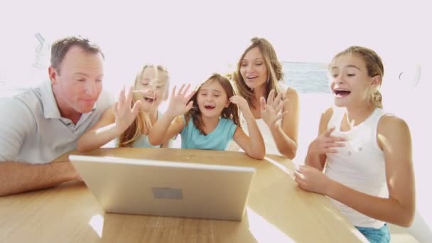 Ouders met kinderen met behulp van laptop — Stockvideo