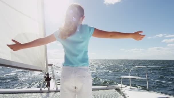Mladá dívka na luxusní jachtě v oceánu — Stock video