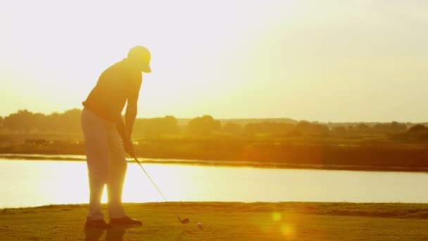 Jogador de golfe masculino profissional jogando em campo — Vídeo de Stock