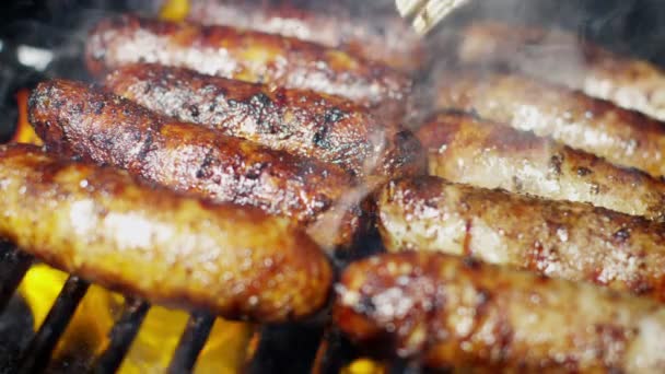 Embutidos a la parrilla barbacoa a la parrilla — Vídeos de Stock