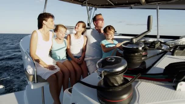 Famiglia con bambini che navigano su yacht di lusso — Video Stock