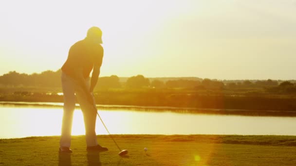 Professionnel joueur de golf masculin jouant sur le terrain — Video