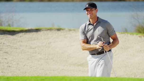 Hivatásos férfi golf játékos edzés közben — Stock videók