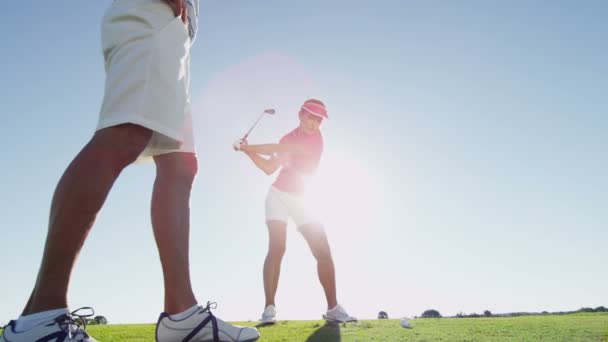 Homme et femme jouant au golf — Video