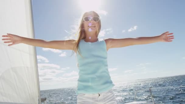 Chica joven en yate de lujo en el océano — Vídeo de stock