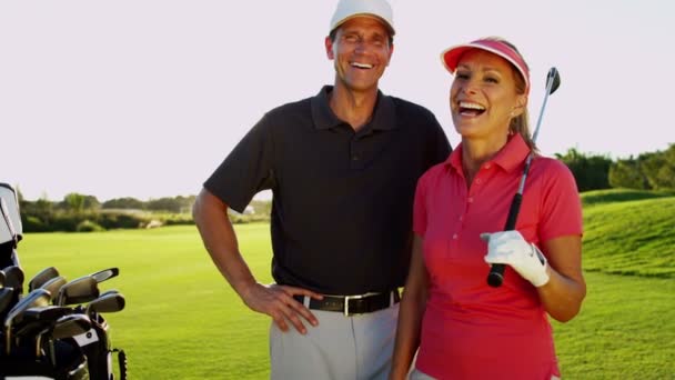 Male and female golf players on golf course — Stock Video