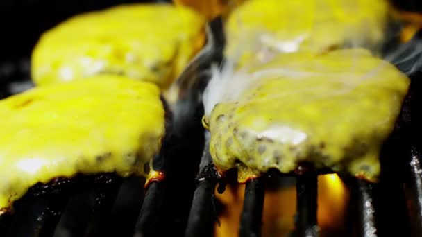 Beef cheese burgers on grill — Stock Video